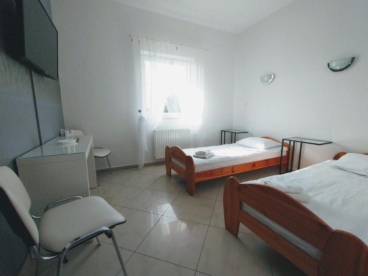 Zolta Walizka Gosciniec Hotel Podrzewie Buitenkant foto