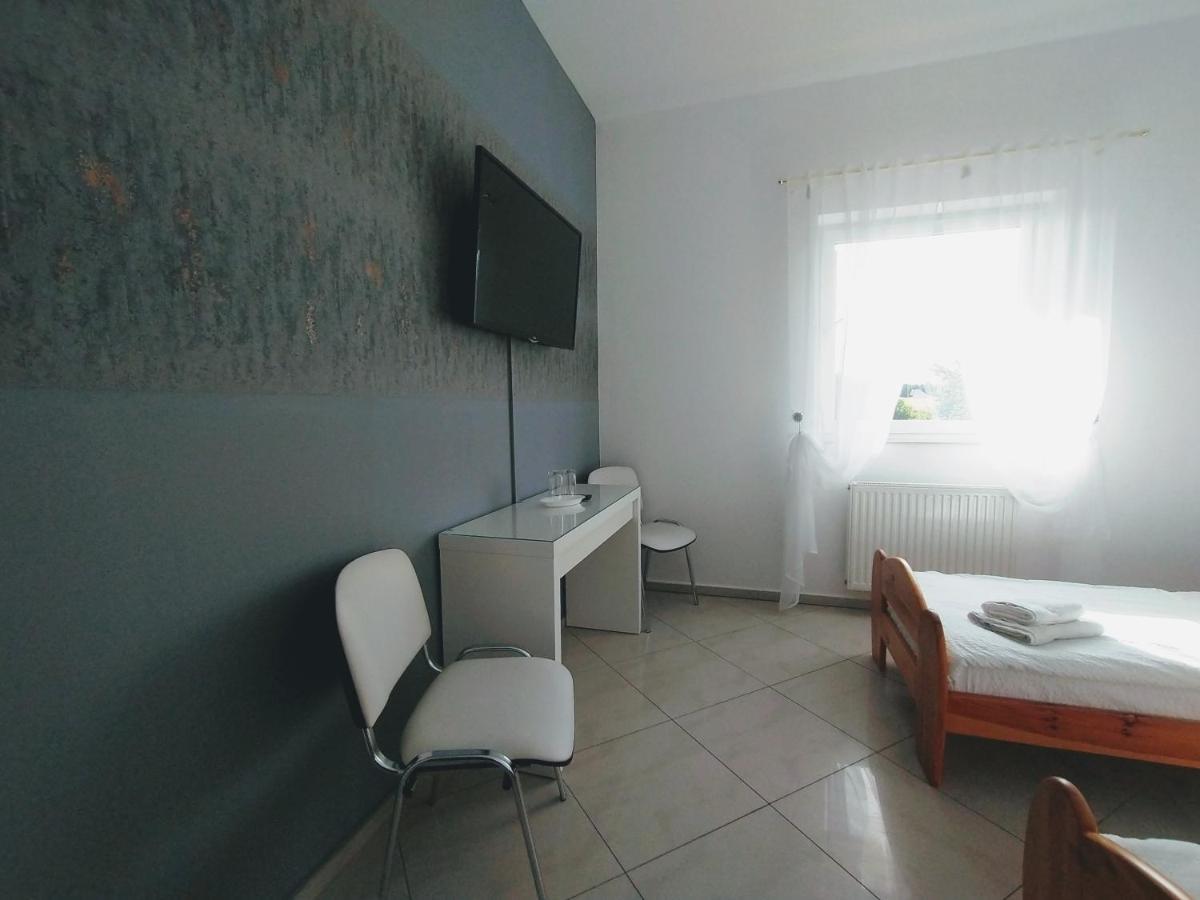 Zolta Walizka Gosciniec Hotel Podrzewie Buitenkant foto