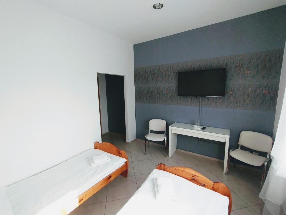 Zolta Walizka Gosciniec Hotel Podrzewie Buitenkant foto