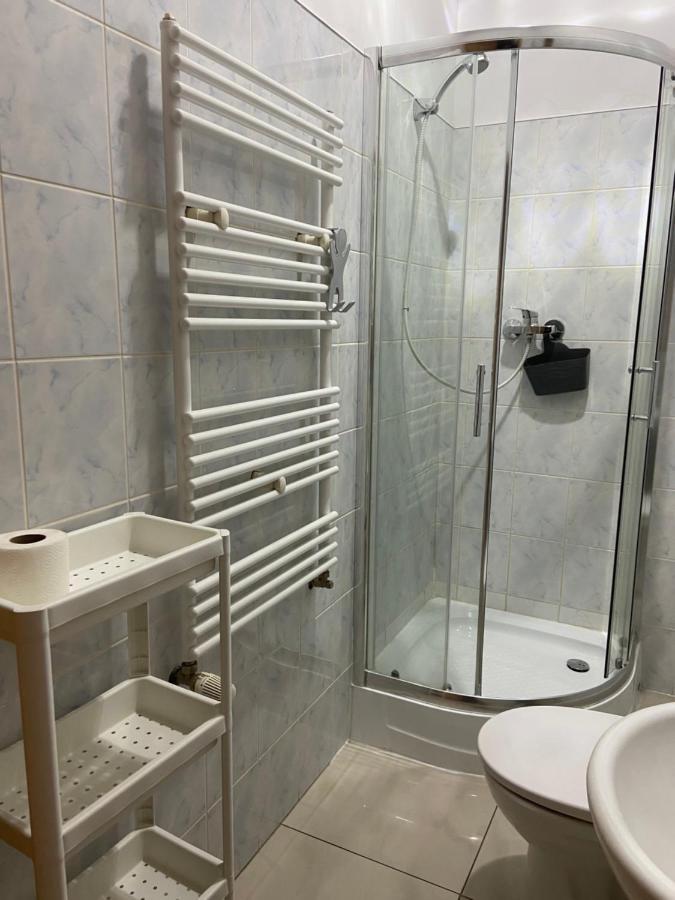 Zolta Walizka Gosciniec Hotel Podrzewie Buitenkant foto