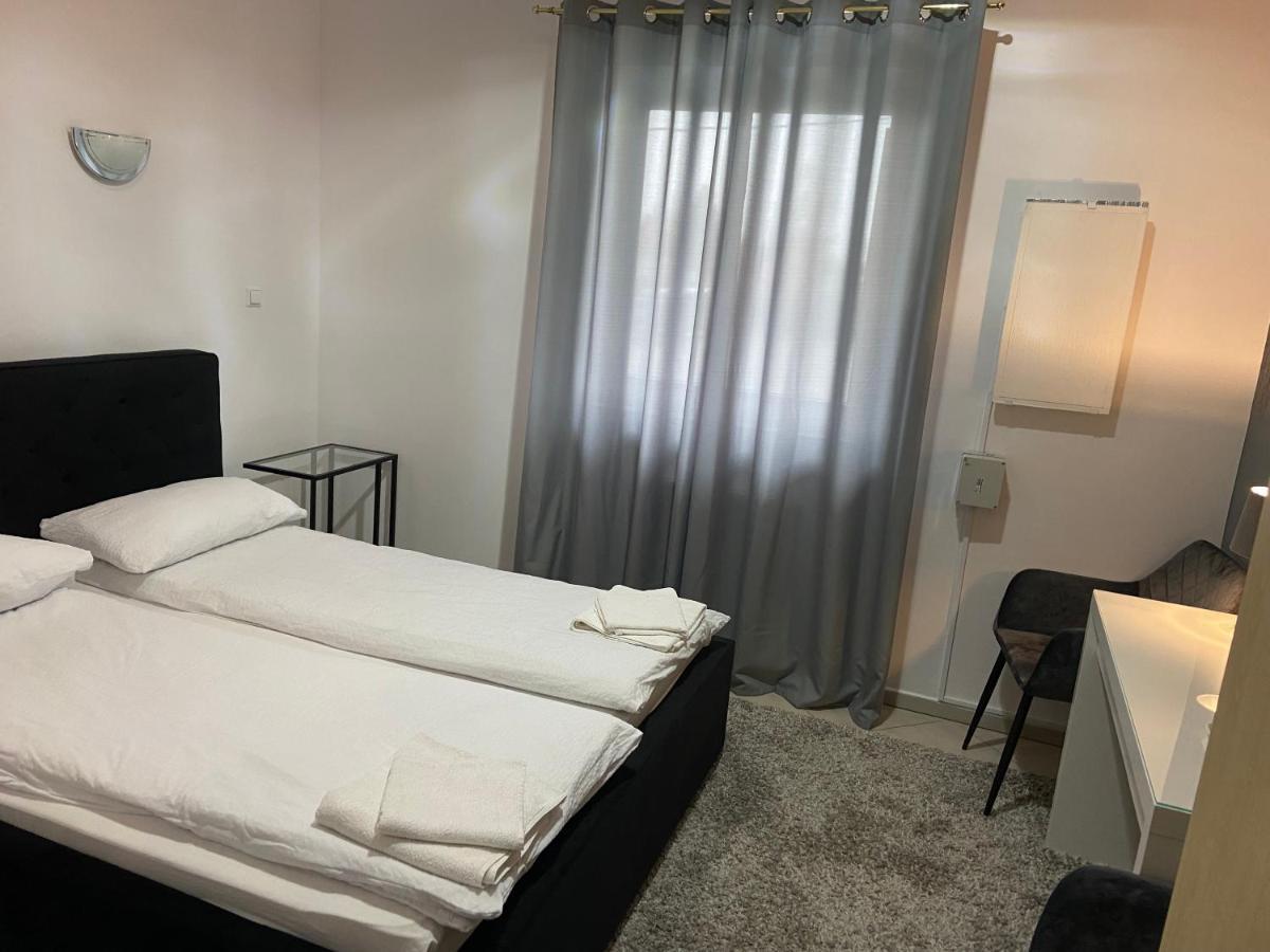Zolta Walizka Gosciniec Hotel Podrzewie Buitenkant foto