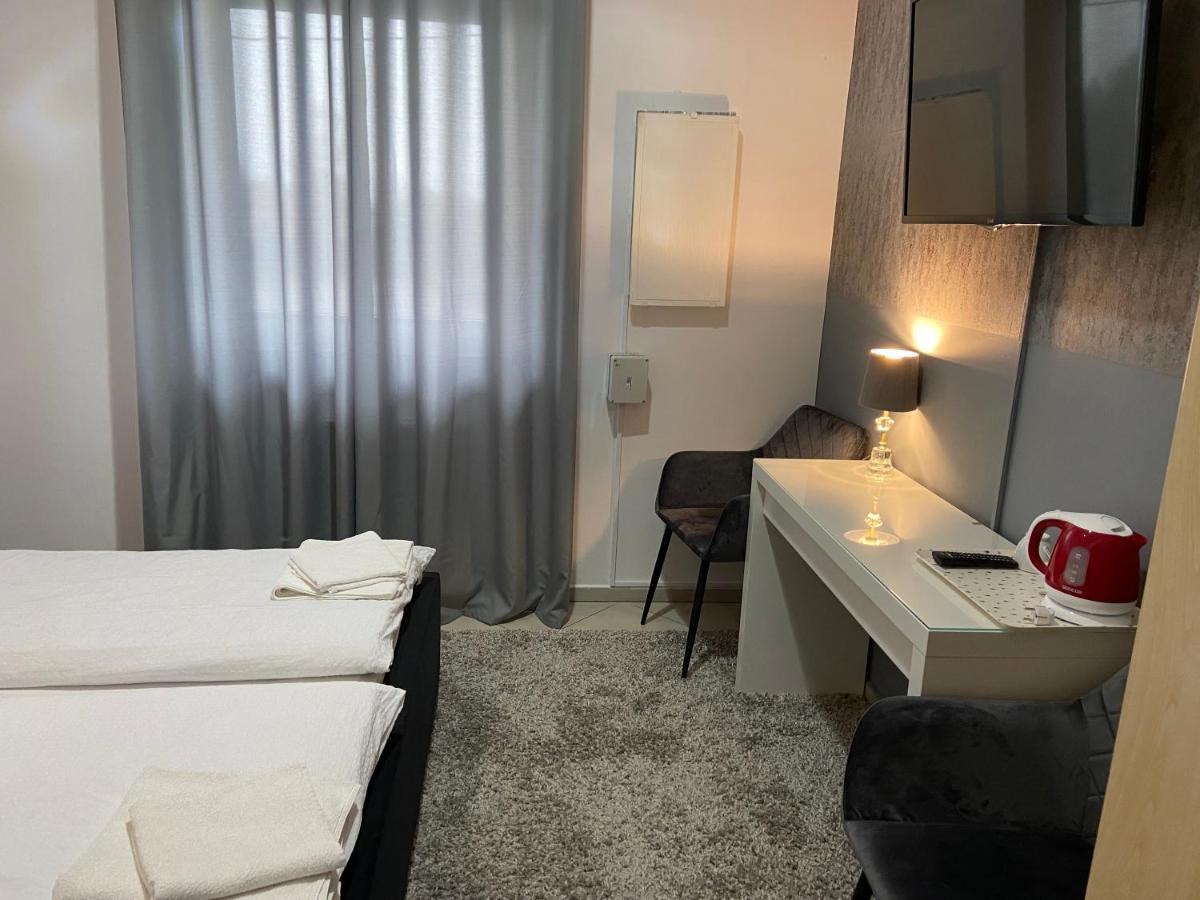 Zolta Walizka Gosciniec Hotel Podrzewie Buitenkant foto