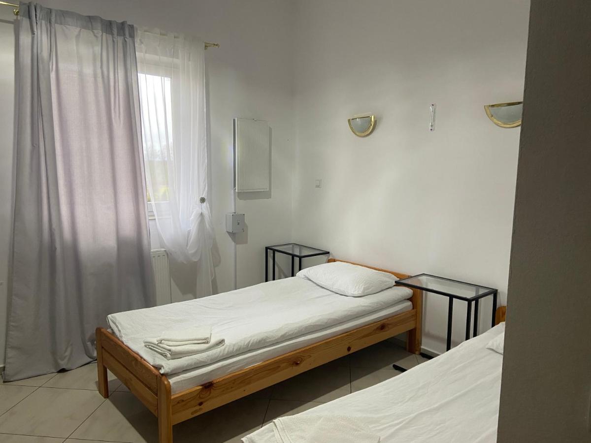 Zolta Walizka Gosciniec Hotel Podrzewie Buitenkant foto